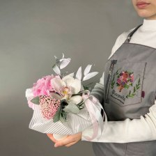 Цветы в стаканчике с гортензией и орхидеей