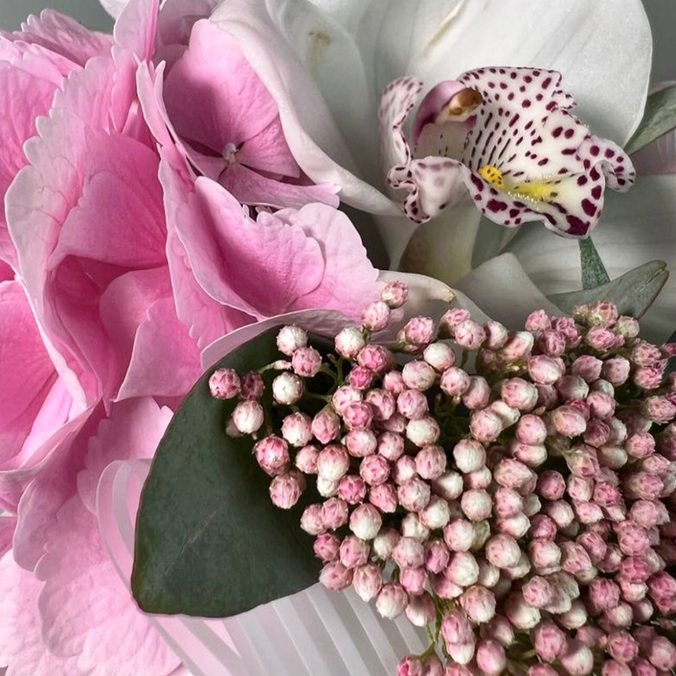 Цветы в стаканчике с гортензией и орхидеей