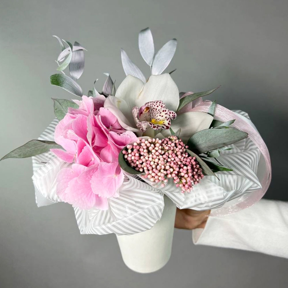 Цветы в стаканчике с гортензией и орхидеей