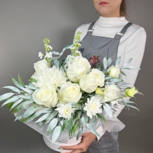 Коробочка цветов с хризантемой, розой и эустомой