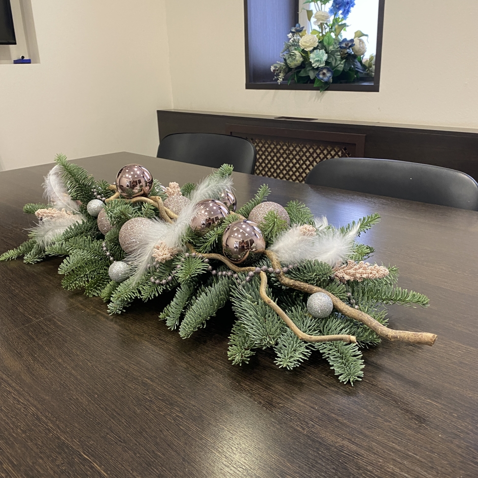 Новогодняя настольная композиция из нобилиса и декора в офис или на стол