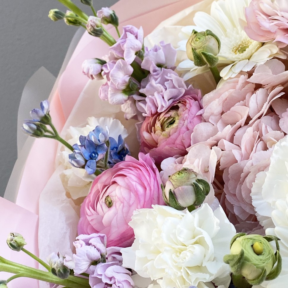 Букет с герберой ранункулюсами и маттиолой