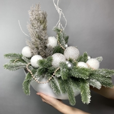 Новогодняя композиция из искуст. ели с шарами и декором