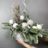 Новогодняя композиция из искуст. ели с шарами и декором