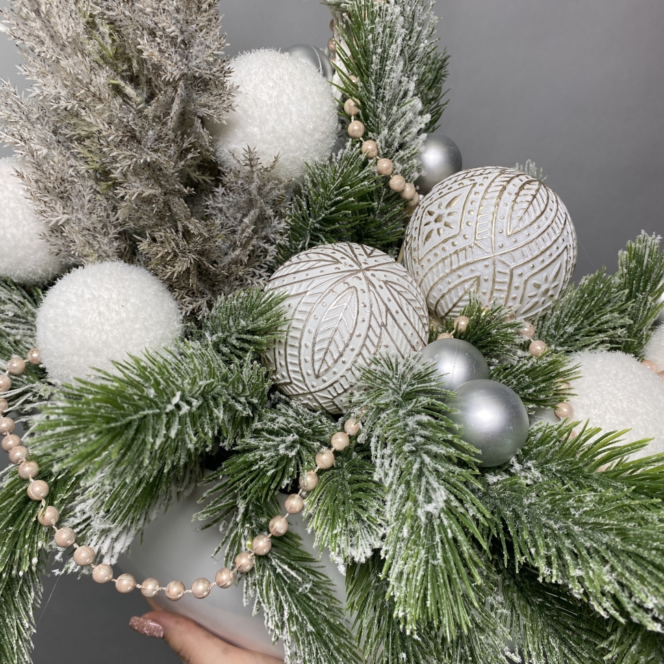 Новогодняя композиция из искуст. ели с шарами и декором