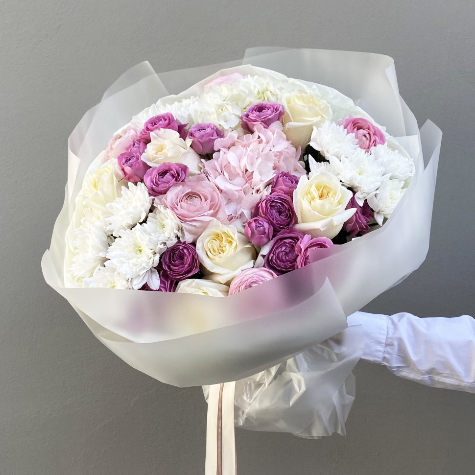 Букет с гортензией ранункулюсами и розой