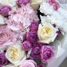 Букет с гортензией ранункулюсами и розой