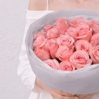 Букет из 25 розовых роз 60см с оформлением