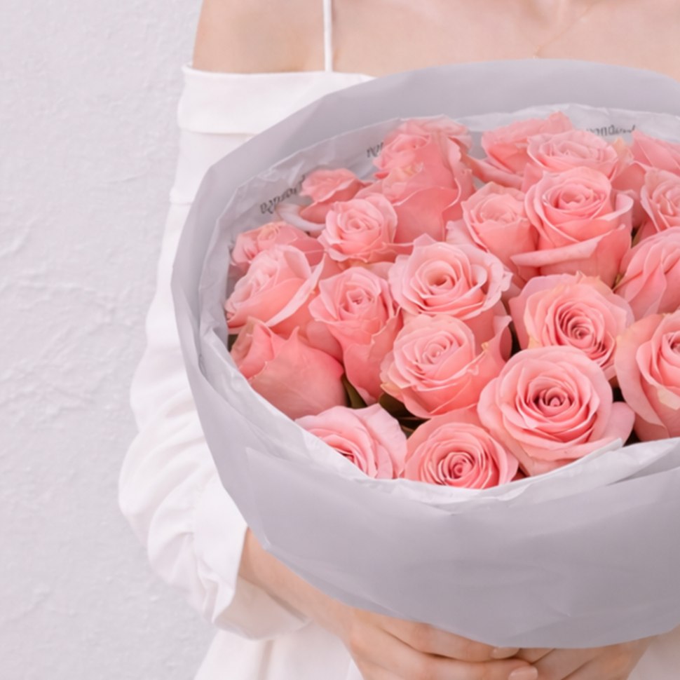 Букет из 25 розовых роз 60см с оформлением