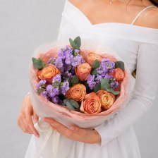 Букет из роз, маттиол и эвкалипта 