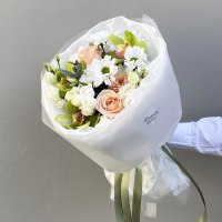 Букет из розы эустомы и орхидеи