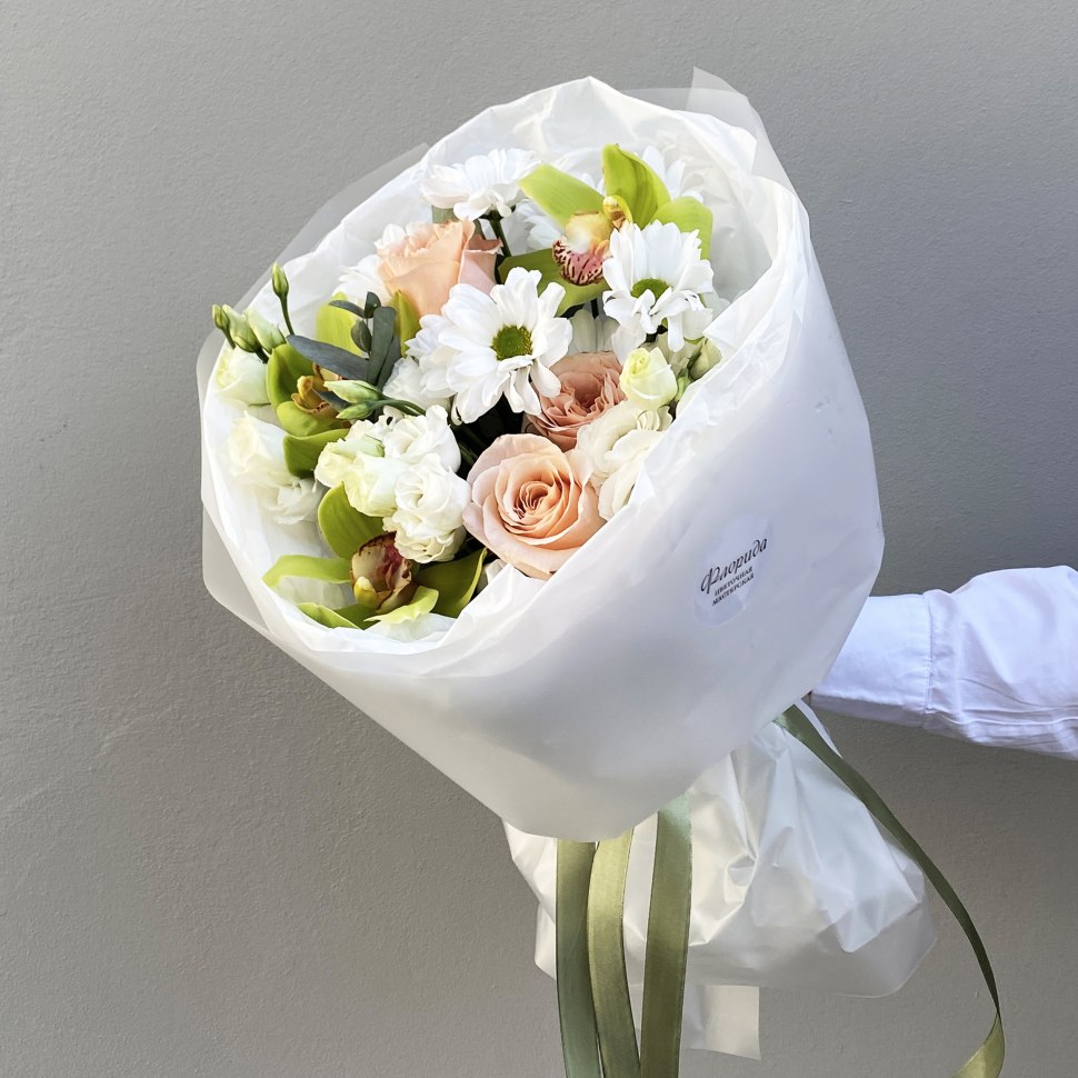 Букет из розы эустомы и орхидеи