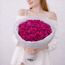 Букет из 25 ярко-розовых роз 60см с оформлением