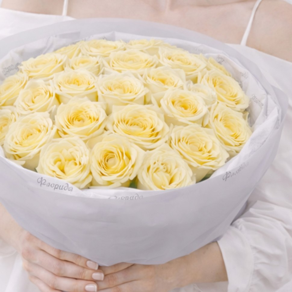 Букет из 25 персиковых роз 60см в оформлении