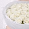 Букет из 25 белых роз 60см в оформлении