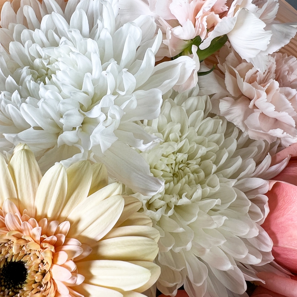 Букет с розами, хризантемами и гвоздиками