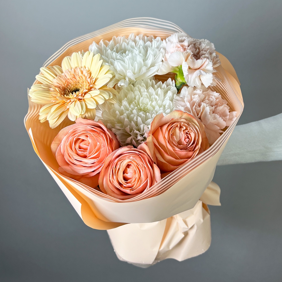 Букет с розами, хризантемами и гвоздиками