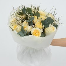 Букет из роз, эвкалипта