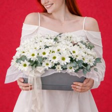 Композиция из кустовых хризантем и эвкалипта