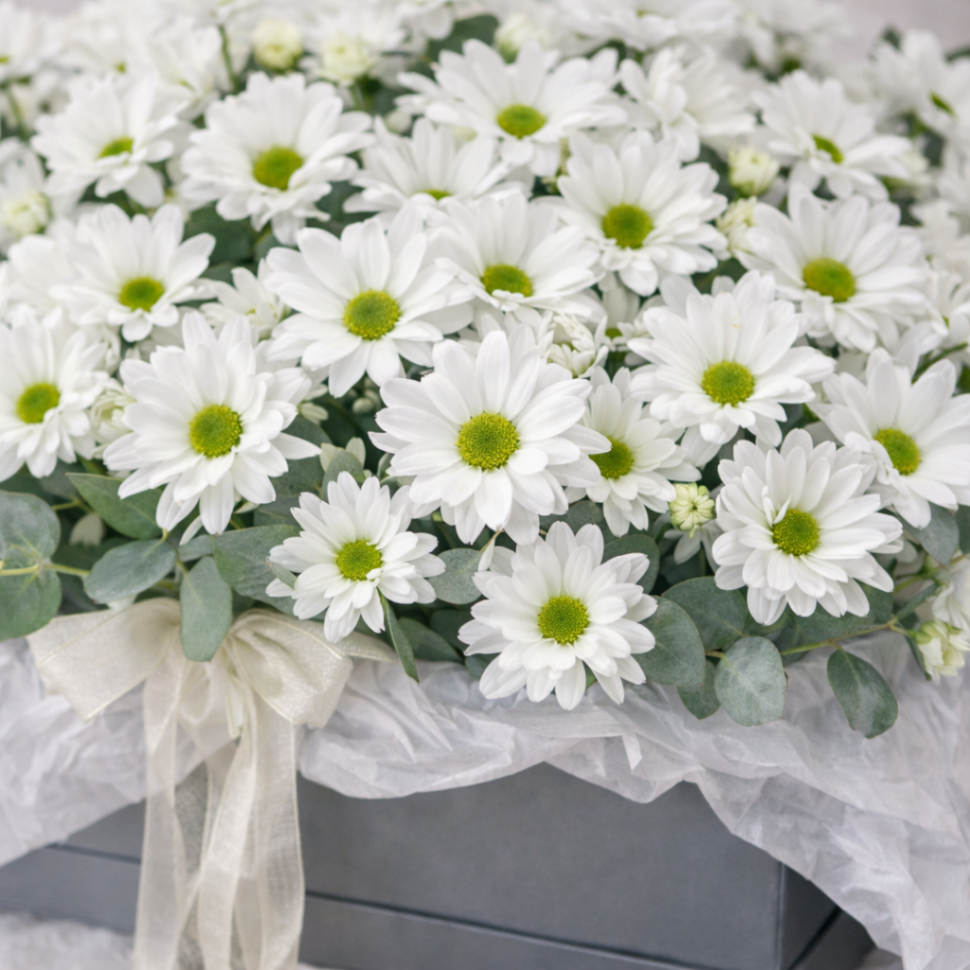 Композиция из кустовых хризантем и эвкалипта