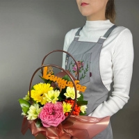 Композиция цветов с герберами, розами и хризантемами