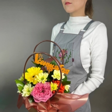 Композиция цветов с герберами, розами и хризантемами