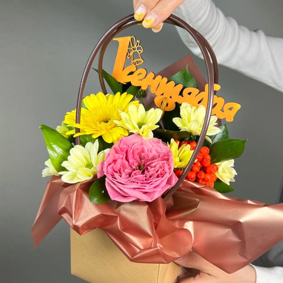 Композиция цветов с герберами, розами и хризантемами