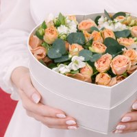 Композиция из кустовых роз, маттиол