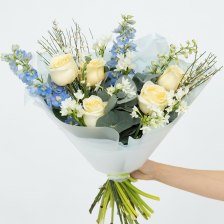 Сборный букет из дельфиниумов, роз