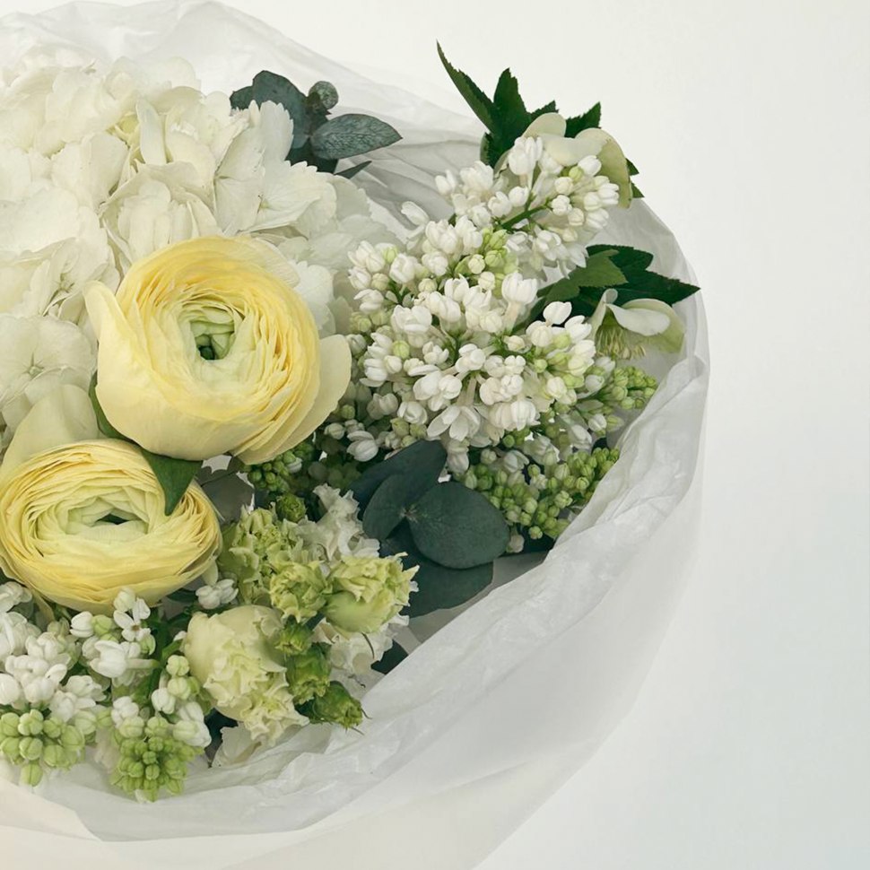 Букет из ранункулюсов, сирени, гортензии