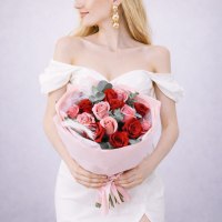 Букет из 13 роз, эвкалипта и декора
