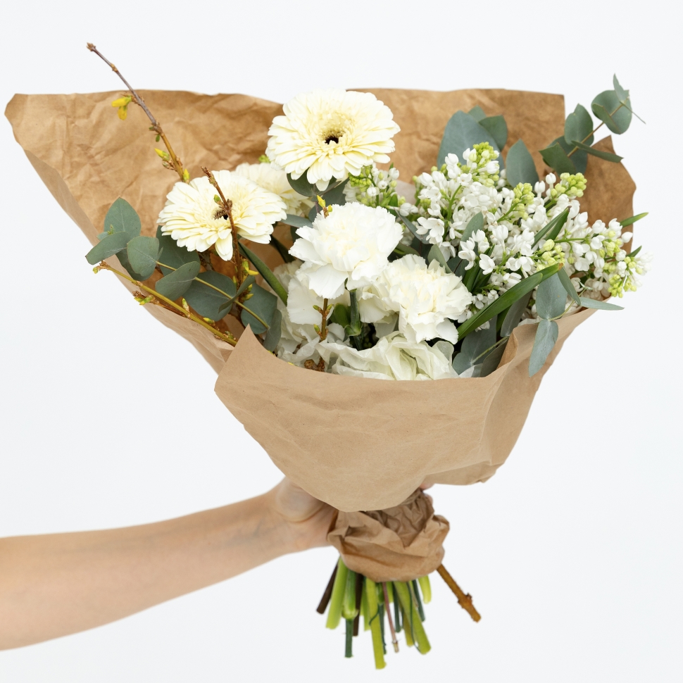 Сборный букет из гербер, гвоздик и эвкалипта