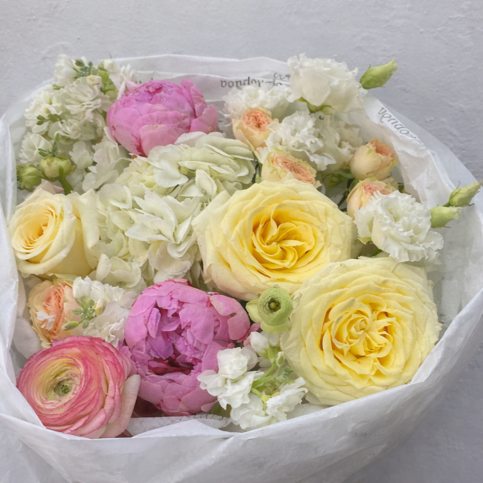Букет из гортензий, роз, ранункулюсов и пионов