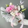 Цветы в стаканчике с орхидеей, эустомой и гортензией