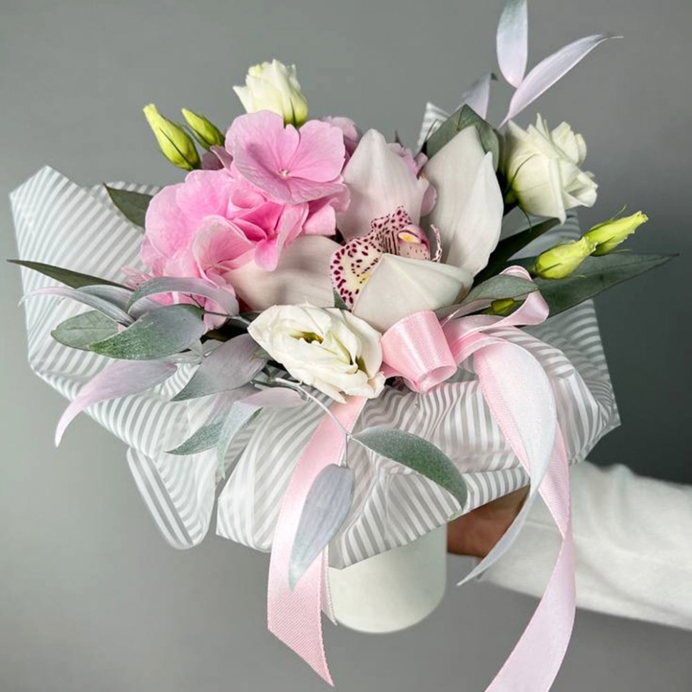 Цветы в стаканчике с орхидеей, эустомой и гортензией