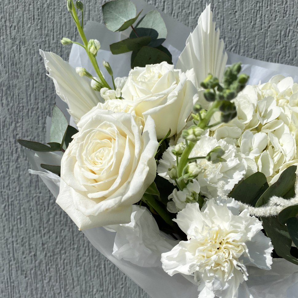 Букет из роз, маттиолы и гортензии