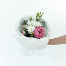 Букет из ранункулюсов и хризантем