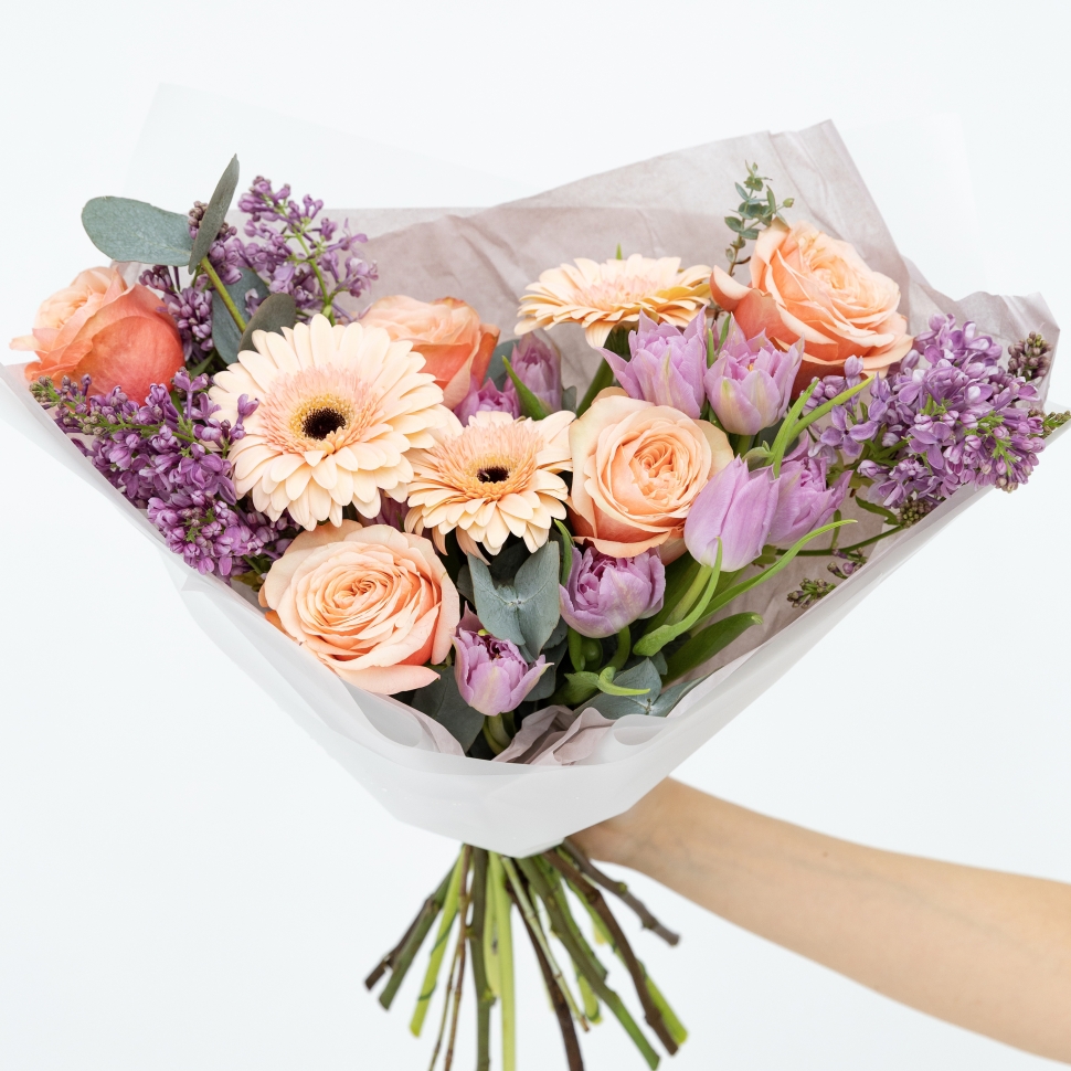 Сборный букет из гербер, роз и тюльпанов