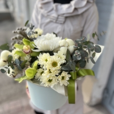 Коробочка цветов с орхидеей и кустовой хризантемой