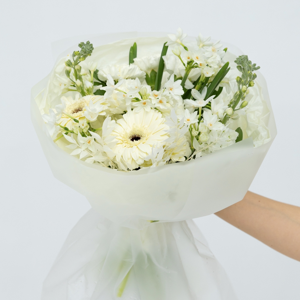 Сборный букет из гортензии, гвоздик, аллиума