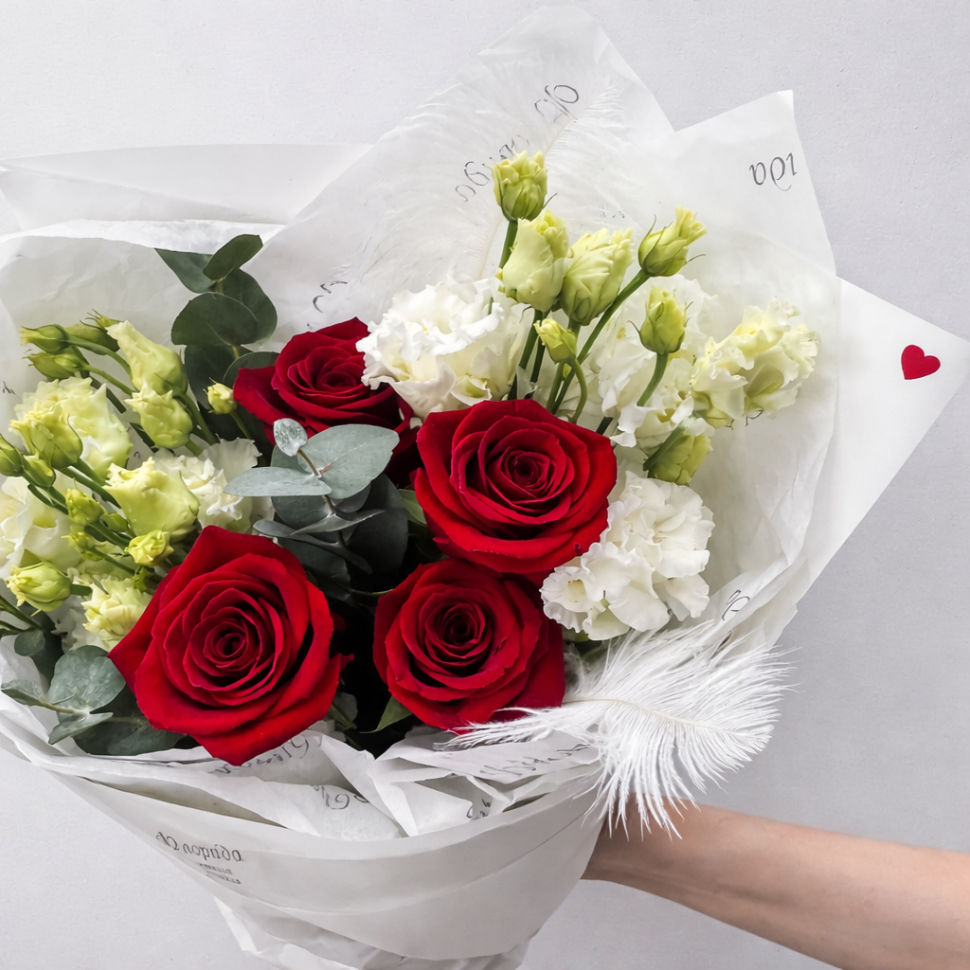 Букет из роз, эустом и эвкалипт